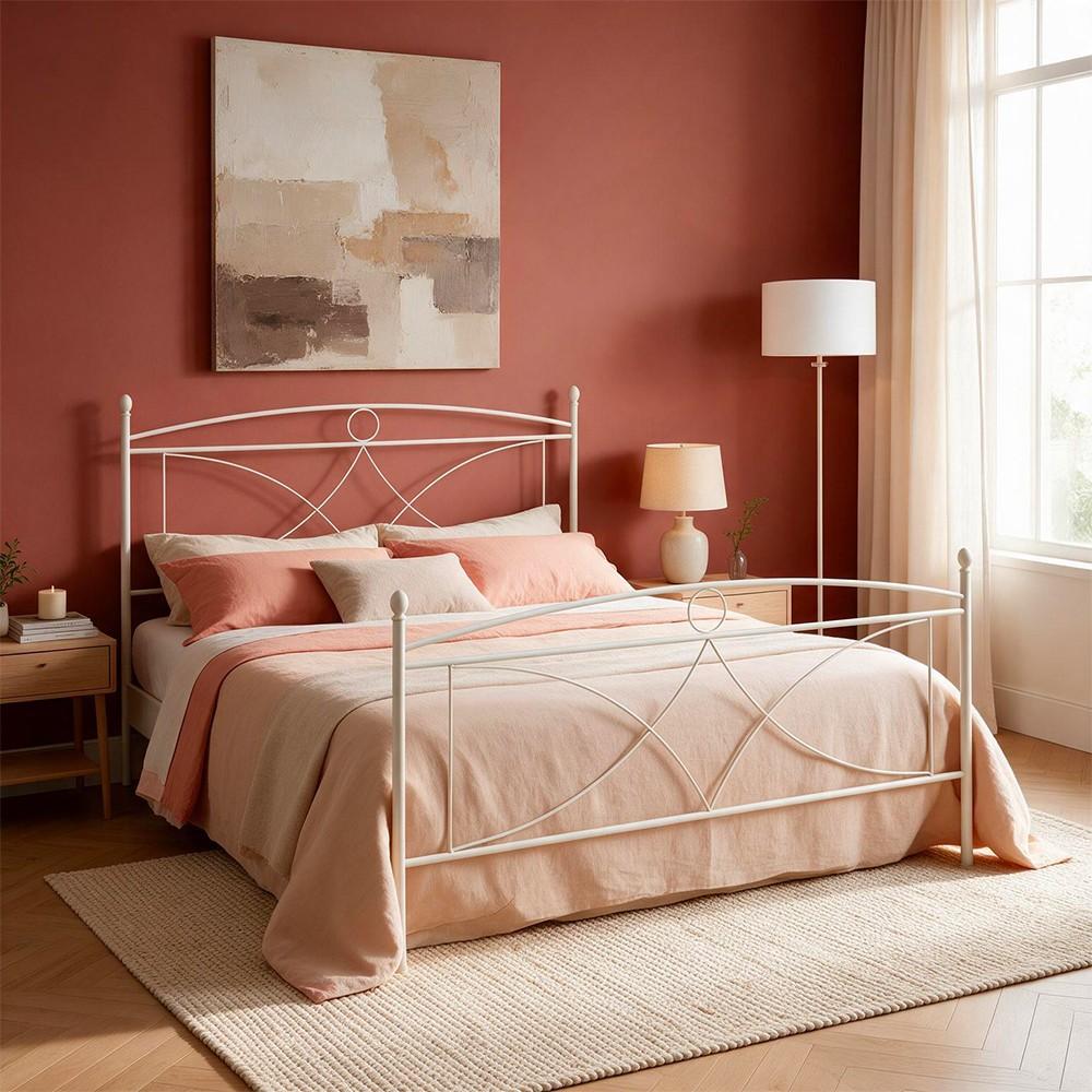 Letto in ferro matrimoniale Alice con testiera con dettagli decorativi geometrici in bianco opaco